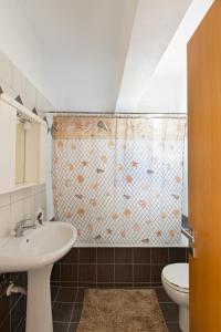 Kúpeľňa v ubytovaní Kostas Central Beach Apartments