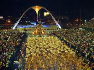 una grande folla di persone che si trovano davanti a un palco di Moradinha da Lapa a Rio de Janeiro