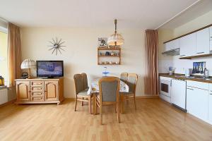 uma cozinha com uma mesa e uma sala de jantar em Apartment 426 em Hohegeiß