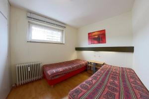 um quarto com 2 camas e uma janela em Apartment 426 em Hohegeiß