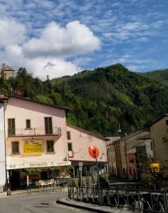una calle en una ciudad con una montaña en el fondo en Acquacheta Valtancoli, en San Benedetto in Alpe
