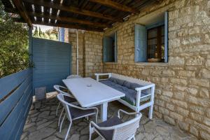 Rogalida في Lambiní: طاولة وكراسي على فناء المنزل