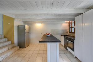 eine Küche mit Kühlschrank und Arbeitsfläche in der Unterkunft Rogalida in Lambiní + 22 Fotos