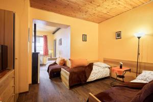 sala de estar con 2 camas y sofá en Casa ai Lali, en Forno di Zoldo