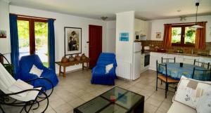 sala de estar con mesa y cocina en Azur Blue Villa; Rural Peace with private pool, en Peymeinade