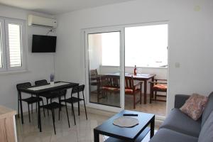 een woonkamer met een bank en een tafel bij Vanda Seafront Fantastic in Cavtat