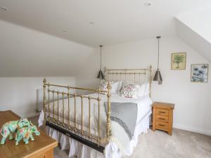 1 dormitorio con cama y mesa de madera en Cascon, en St Asaph