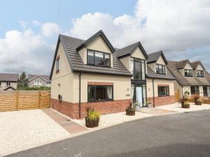 an image of a house with a driveway at Cascon in St Asaph
