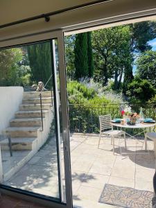 Vonkajšia záhrada v ubytovaní Appart13 piscine chauffée de luxe Belvoir13 à 10 min d Aix