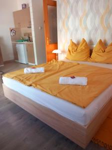 duże łóżko z dwoma ręcznikami na górze w obiekcie Lavender Apartment w Hévízie