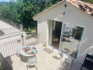 Balkón alebo terasa v ubytovaní Appart13 piscine chauffée de luxe Belvoir13 à 10 min d Aix