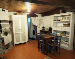 cocina con mesa de madera y sillas en Al civico 2 Apartment, en Rávena