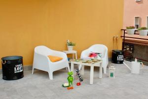 - deux chaises blanches et une table dans une pièce dans l'établissement [La Casa DiLù] Moderno Trilocale e Ampio Terrazzo, à Grugliasco