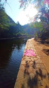 uma camisa rosa deitada ao lado de um rio em La Portilla de Cabezo em Cabezo