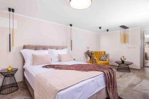 Ένα ή περισσότερα κρεβάτια σε δωμάτιο στο SROK luxury apartment with pool +65 φωτογραφίες