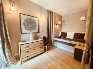 een slaapkamer met een bed en een dressoir met een bureau bij Suite Villa Aurelj in Barolo