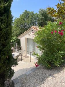 Vonkajšia záhrada v ubytovaní Appart13 piscine chauffée de luxe Belvoir13 à 10 min d Aix