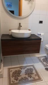 ein Bad mit einem Waschbecken und einem Spiegel in der Unterkunft Civico 32 in Molfetta