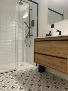 a bathroom with a shower and a sink at Espectacular loft lleno de luz y espacio! in Zaragoza +8 photos