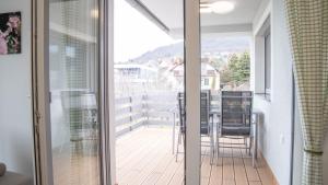 ein Balkon mit Blick auf ein Haus in der Unterkunft BK Appartement in Balatonfüred