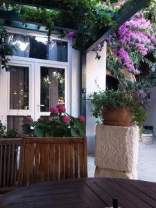 uma casa com flores na frente em Apartments Oaza em Split