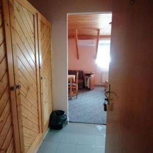 un pasillo con una puerta que da a una sala de estar en Malom Fogadó, en Balatonboglár
