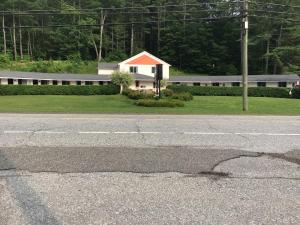 an empty street with a building in the background at Hitching Post Motel in Cornwall