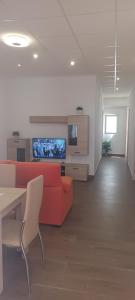 Una sala de estar con un sofá rojo y una mesa. en La casita azul, en Torrevieja