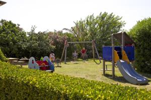 Camping Les Jardins D'Elsa tesisinde çocuk oyun alanı