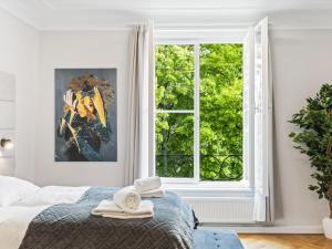 a bedroom with a bed and a window at SKY9 Apartments Schönbrunn Palace in Vienna