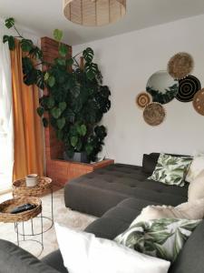 a living room with a couch and a plant at Apartment nähe Red Bull Ring in Kobenz