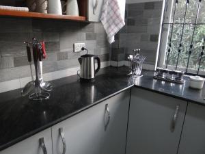 Kuchyň nebo kuchyňský kout v ubytování Sami BnB - Apt 04 Makongo after Mlimani City