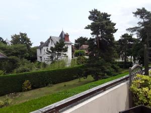 a white house with a fence in front of a yard at ker Mamie in Merville-Franceville-Plage +4 photos