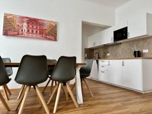 eine Küche mit einem Tisch und Stühlen im Zimmer in der Unterkunft Klimt Apartments in Wien
