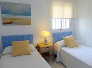 Una cama o camas en una habitación de Estupenda ubicación, vistas y parking disponible!