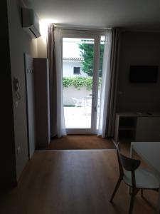 ジュリアノーヴァにあるOtiumのパティオに面したドア付きの客室です。