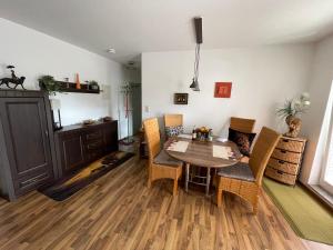 uma sala de jantar com uma mesa de madeira e cadeiras em Möblierte Wohnung für Geschäftsreisen/Ferienwohnung Plauen Stadtmitte em Plauen