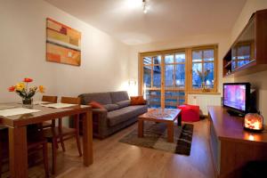 Televízia a/alebo spoločenská miestnosť v ubytovaní Apartamenty Karin Zakopane