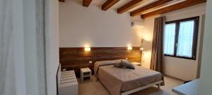 En eller flere senge i et værelse på Claudette Apartments