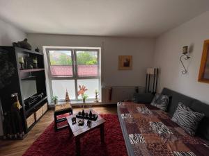 sala de estar con sofá y mesa en Möblierte Wohnung für Geschäftsreisen/Ferienwohnung Plauen Stadtmitte, en Plauen