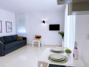 uma sala de estar com um sofá e uma mesa em AT-Pineda-03 em La Pineda