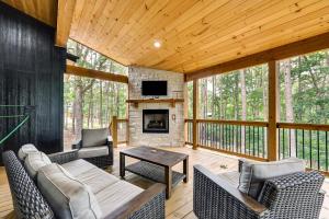 Zona d'estar a Stunning Cabin with Hot Tub, 1 Mi to Broken Bow Lake