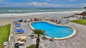 an overhead view of a swimming pool next to the beach at Driftwood Beach Motel in Ormond Beach