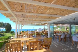 ポルシェスにあるTypical TM Flat with a Terrace and Sea View in VSRの海とテーブルと椅子が備わるレストラン