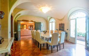 una sala da pranzo con tavolo e sedie di 7 Bedroom Nice Home In Polistena a Polistena