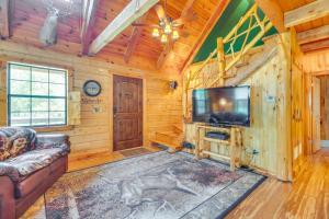 un soggiorno con TV e divano di Secluded Oakland Cabin with Private Yard! a Oakland