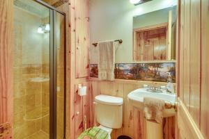 un bagno con wc, lavandino e doccia di Secluded Oakland Cabin with Private Yard! a Oakland Altre 21 foto