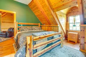 una camera con un letto in una baita di tronchi di Secluded Oakland Cabin with Private Yard! a Oakland