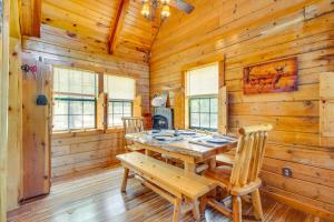 una sala da pranzo con tavolo e sedie in una cabina di Secluded Oakland Cabin with Private Yard! a Oakland