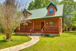una baita di tronchi con portico e sentiero che conduce a questa di Secluded Oakland Cabin with Private Yard! a Oakland